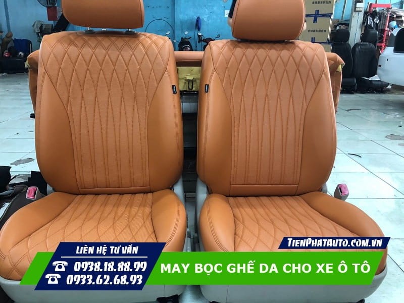 Mẫu bọc ghế da công nghiệp xe ô tô với tông màu kem chủ đạo và họa tiết vân gỗ