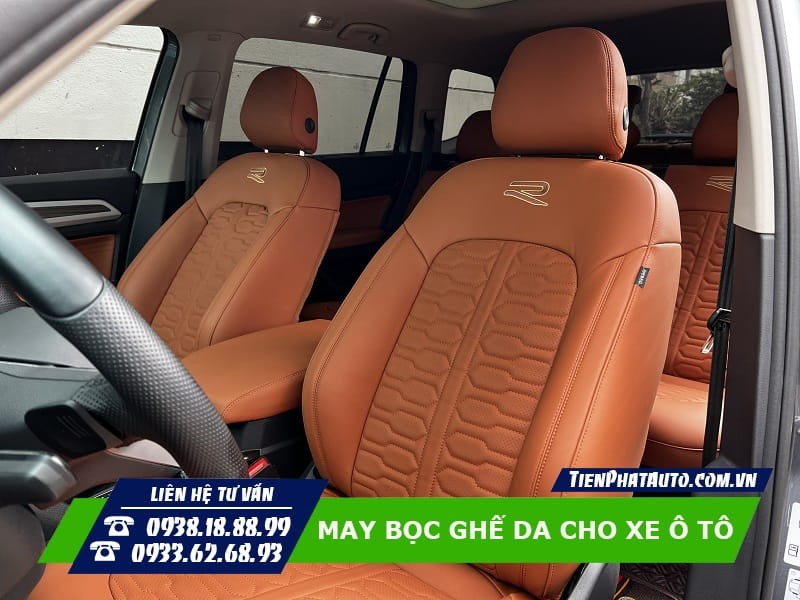 Mẫu bọc ghế da công nghiệp xe ô tô màu kem và đen kết hợp tạo điểm nhấn