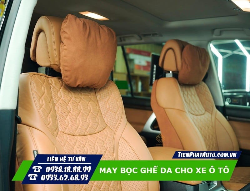 Ghế da công nghiệp xe ô tô màu kem với đường chỉ may nổi bật và phần lưng ghế phối màu