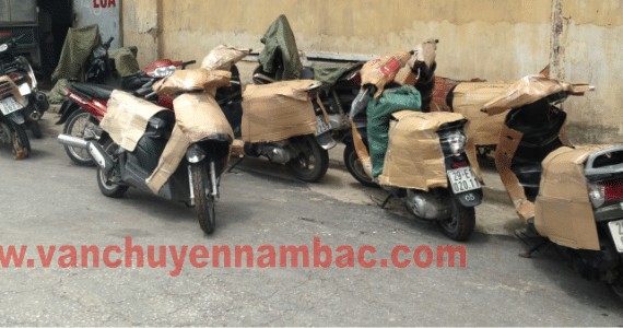 Xe máy được cố định chắc chắn trước khi gửi xe ô tô vào nam cùng với các phương tiện khác