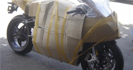 Xe mô tô phân khối lớn được bọc cẩn thận để gửi xe ô tô vào nam