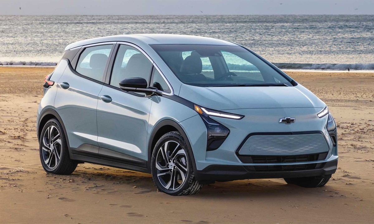 Chevrolet Bolt EV 2021 màu đỏ, nổi bật với tầm hoạt động ấn tượng và giá cả phải chăng trong bảng xếp hạng xe ô tô điện.