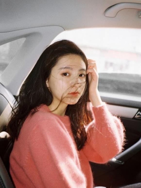cô gái tươi cười chụp ảnh trong xe ô tô