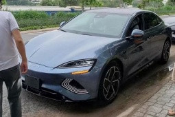 Mẫu xe điện BYD Seal màu trắng di chuyển trên đường phố Việt Nam, minh họa sự hiện diện của hãng xe Trung Quốc