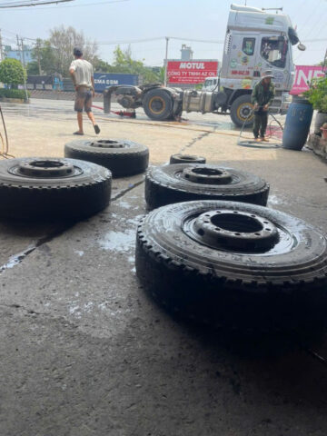So sánh giữa việc thay một, hai hay bốn lốp xe ô tô để đảm bảo cân bằng