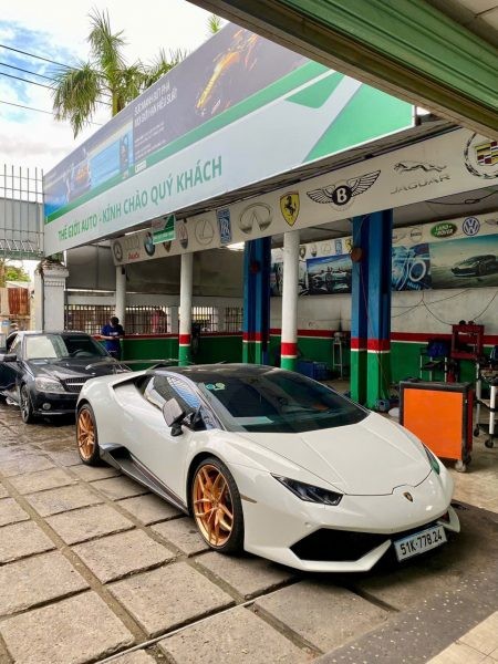 Kỹ thuật viên đang kiểm tra hệ thống điều hòa trên xe ô tô