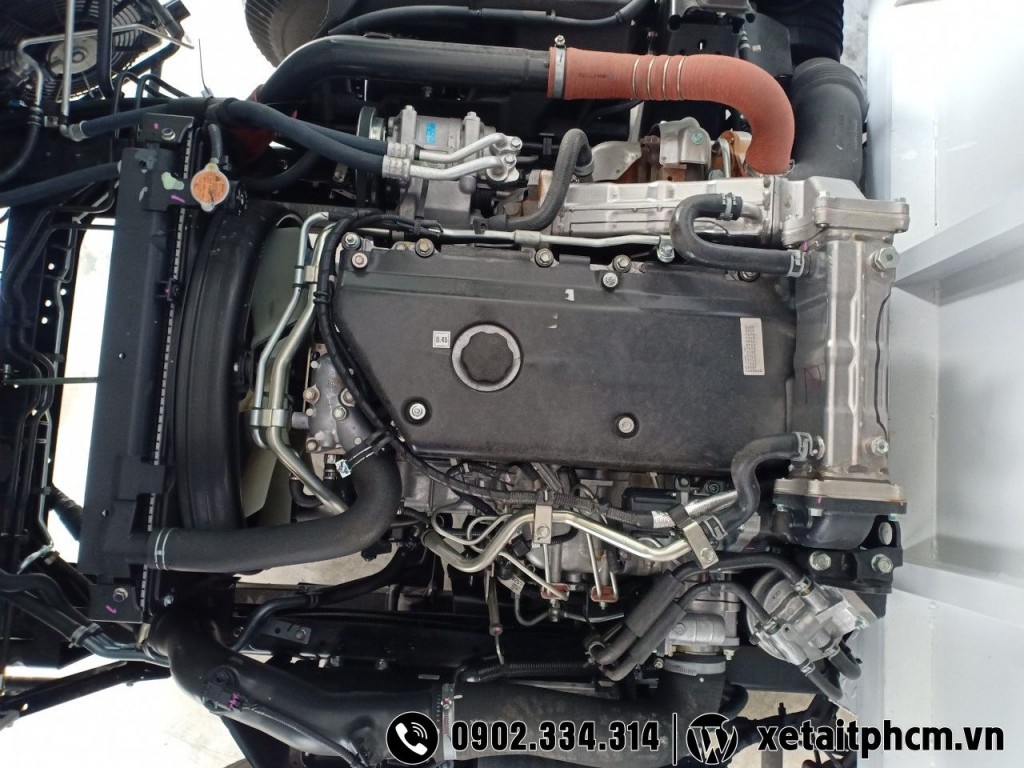 Động cơ Blue Power mạnh mẽ của xe chở xe ô tô Isuzu NQR550 tải 3.3 tấn.