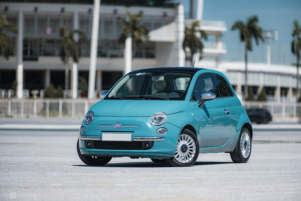 Xe Fiat 500 trên đường phố cổ điển