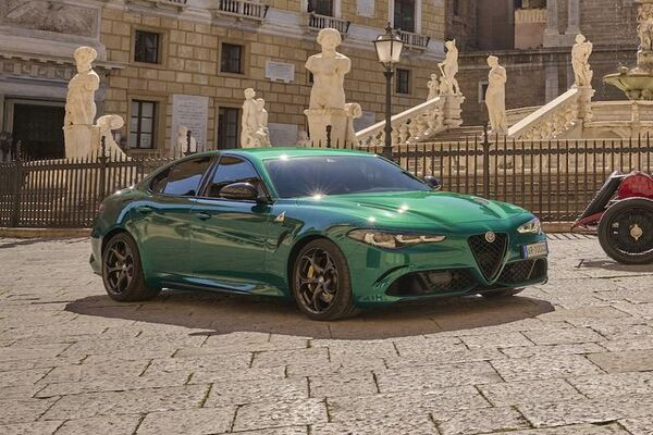 Xe Alfa Romeo Giulia màu đỏ trên đường đua