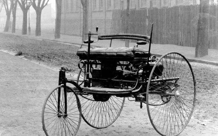 Benz Patent-Motorwagen - chiếc xe đầu tiên của các hãng xe ô tô Mercedes tiền thân.
