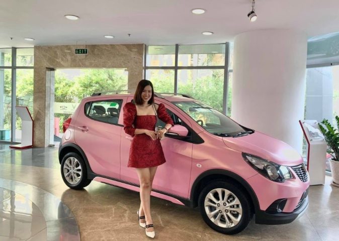 Phụ nữ lái xe ô tô 4 chỗ nhỏ gọn, thể hiện sự tiện lợi cho cá nhân và gia đình nhỏ