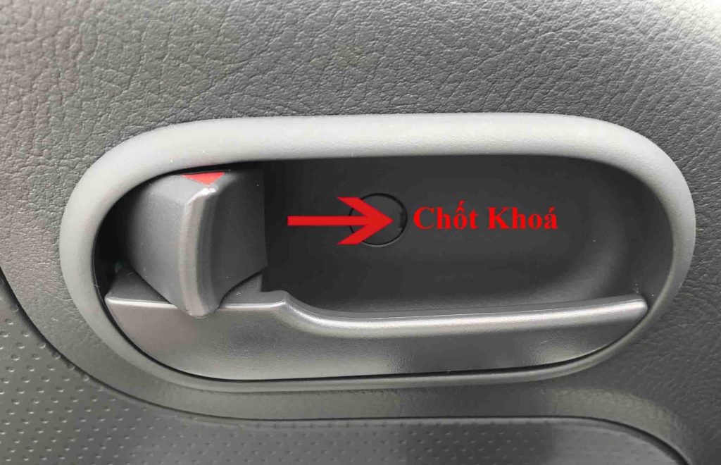 Nút khóa cửa an toàn trong cabin xe ô tô tải