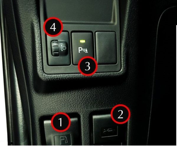 Các nút mở cốp xăng và nắp capo xe Toyota Innova