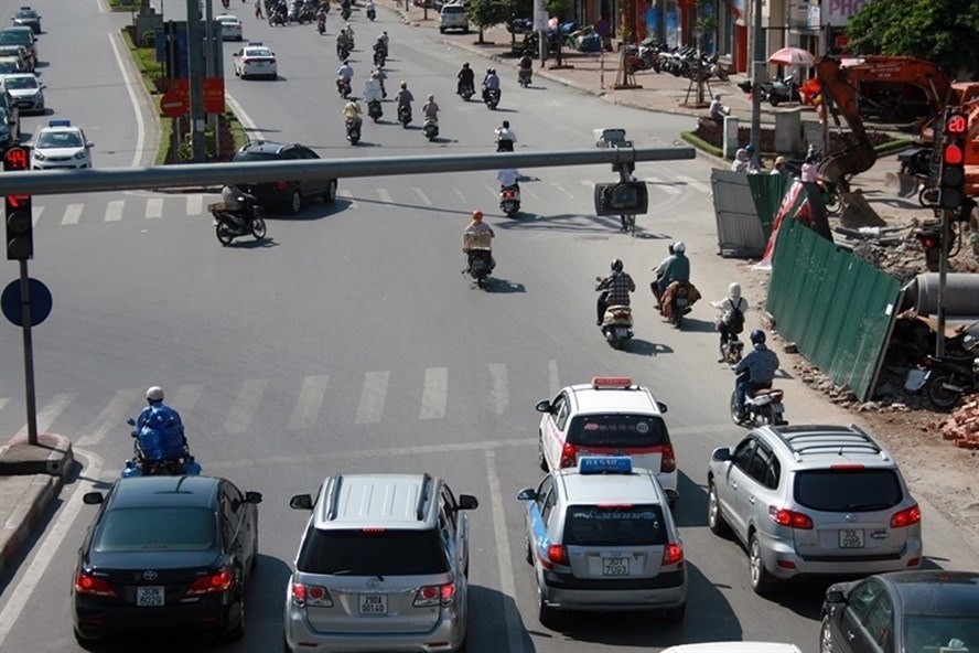 Camera phạt nguội ghi lại các lỗi vi phạm luật vượt xe ô tô trên các tuyến đường cấm