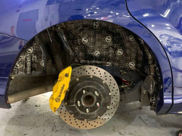 Dán cách âm, xịt phủ cao su non hay lắp tấm nhựa che hốc bánh xe