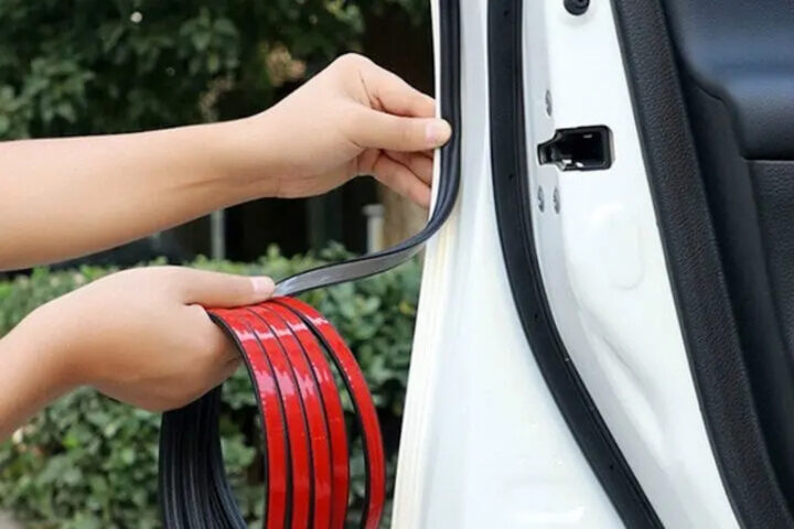 Gắn gioăng cao su ở mép ngoài cửa giảm thiểu tiếng ồn lọt vào bên trong xe