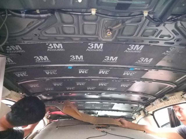 Dán vật liệu cách âm trần xe ô tô