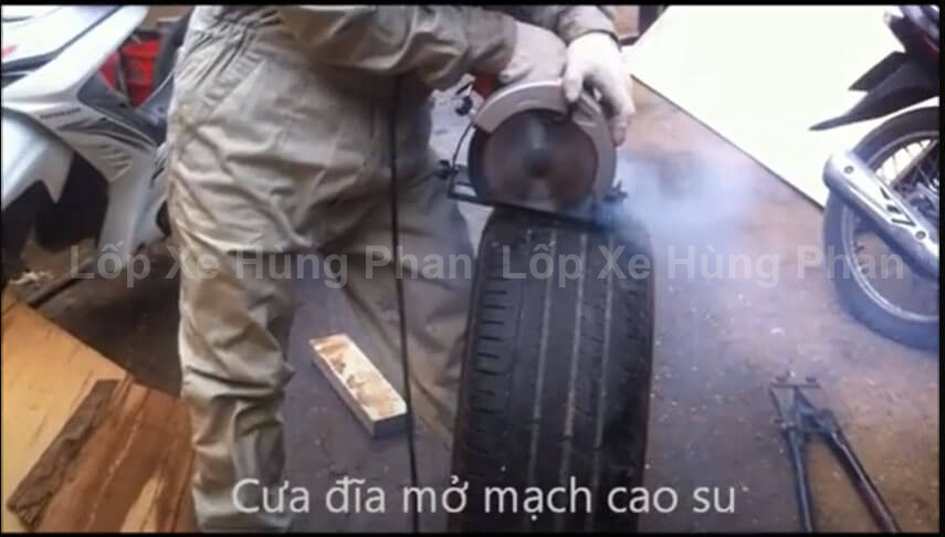 Sử dụng cưa đĩa để cắt đôi lốp xe ô tô bố thép một cách hiệu quả và nhanh chóng