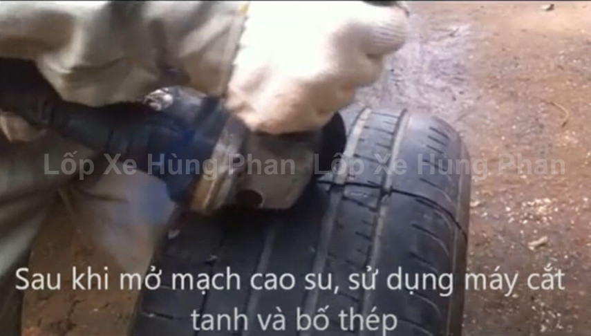 Dùng máy mài góc cắt lớp bố thép bên trong khi thực hiện cách cắt lốp xe ô tô có cấu trúc phức tạp