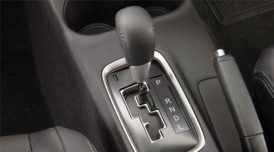 Cận cảnh cần số xe ô tô số tự động đang được di chuyển về vị trí P (Park) hoặc N (Neutral).