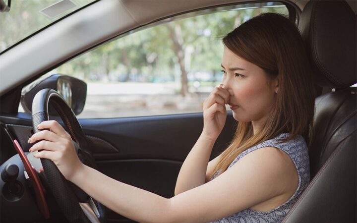 Khoang nội thất xe ô tô với mùi khói thuốc lá ám ảnh, cần các giải pháp khử mùi thuốc lá xe ô tô hiệu quả