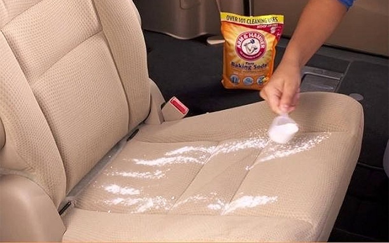 Rắc bột baking soda lên ghế xe ô tô để hấp thụ mùi thuốc lá, một mẹo hiệu quả để khử mùi thuốc lá xe ô tô