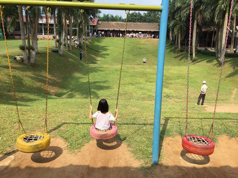Mẫu xích đu làm từ lốp xe ô tô treo dọc, đơn giản và phù hợp cho trẻ em vui chơi.