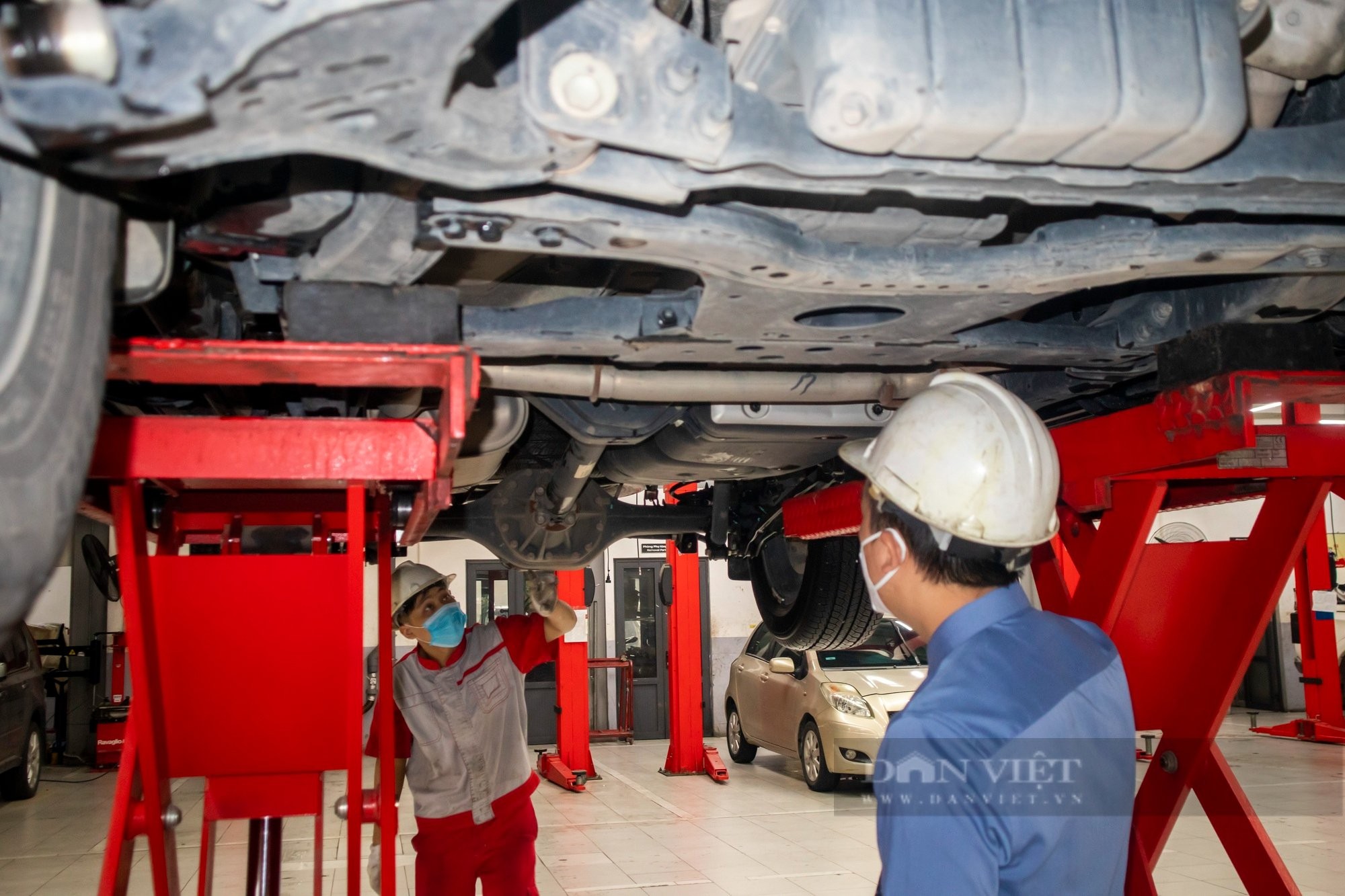 Khoang động cơ ô tô bị hư hại nặng nề do thủy kích, cần sửa chữa.
