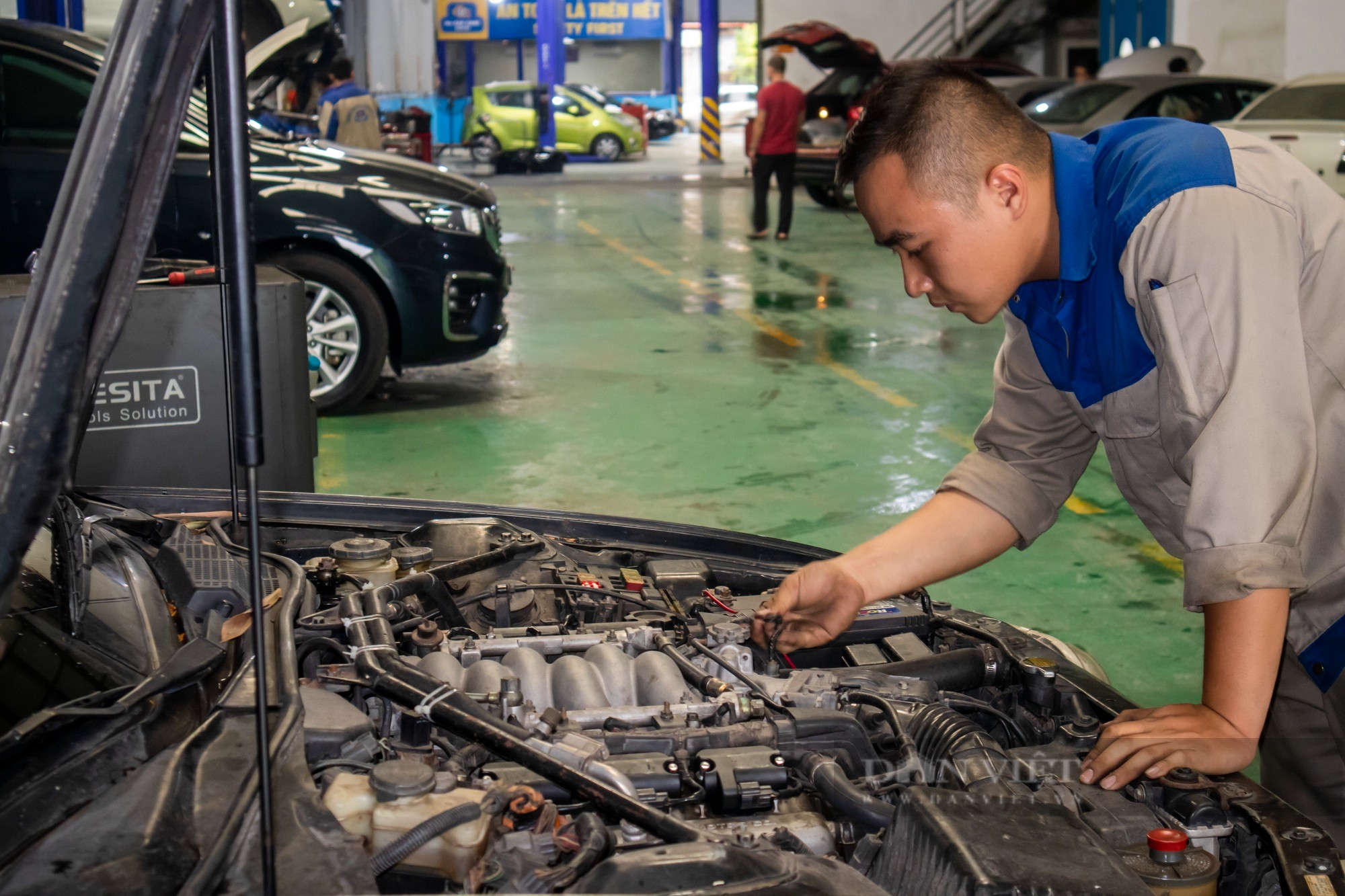 Kiểm tra động cơ và gầm xe ô tô trong gara để nhận biết xe bị thủy kích.