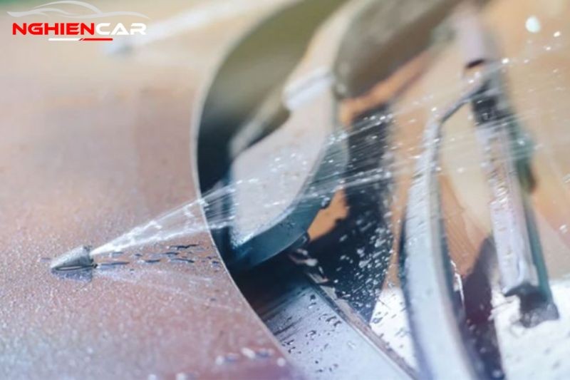 Cách sử dụng hệ thống phun nước rửa kính xe ô tô đúng cách