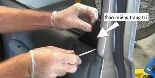 Tháo miếng ốp trang trí trên tay vịn cửa xe ô tô khi bắt đầu quá trình tháo cửa