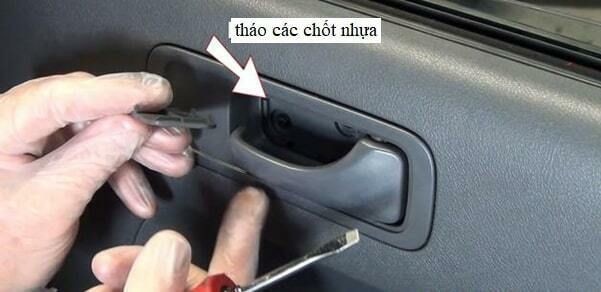 Sử dụng tua vít để tháo ốc vít cố định các chi tiết trên tapi cửa xe ô tô
