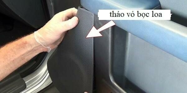 Tháo lưới che loa và ốc vít cố định loa trên tapi cửa xe ô tô