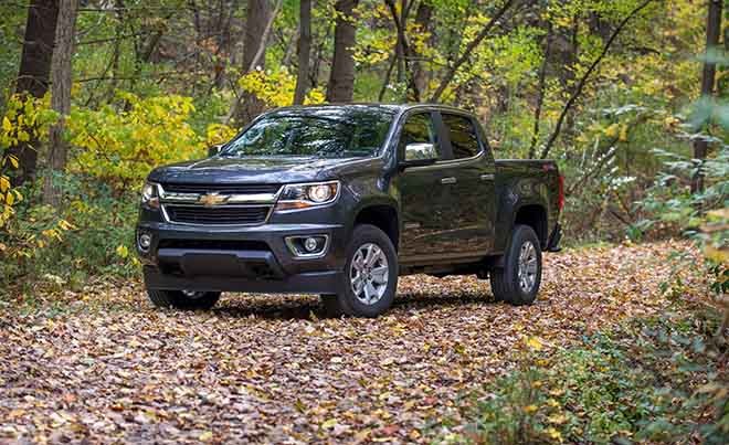 Ước tính giá xe ô tô lăn bánh chi tiết và toàn diện nhất – Một chiếc xe bán tải Chevrolet Colorado màu đỏ đang đậu trên đường, minh họa cho dòng xe có phí trước bạ khác biệt