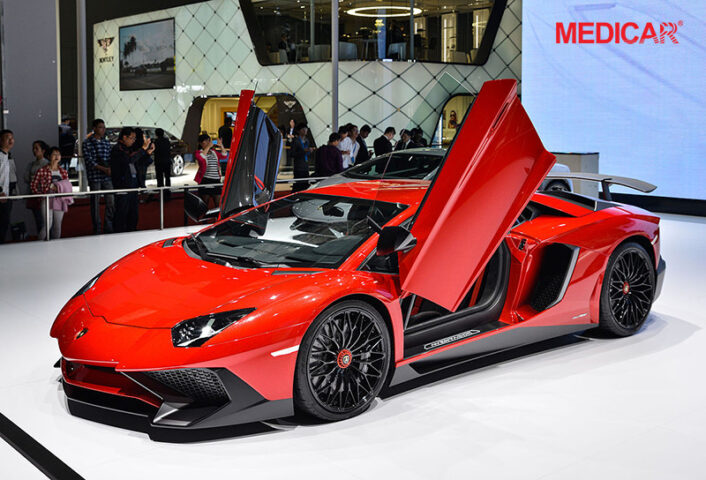 Siêu xe Lamborghini Aventador màu vàng rực rỡ, đại diện cho những chiếc xe ô tô đắt tiền nhất thế giới với thiết kế độc đáo