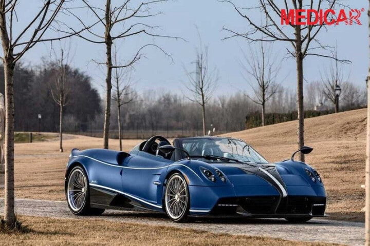 Siêu xe Pagani Huayra màu xanh dương với thiết kế khí động học độc đáo, là một trong những hãng xe ô tô đắt tiền và hiếm nhất