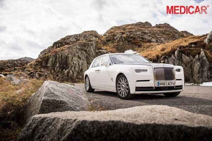 Chiếc Rolls-Royce Phantom màu trắng thanh lịch đang đỗ, thể hiện vẻ đẹp và sự xa hoa của hãng xe ô tô đắt tiền nhất thế giới