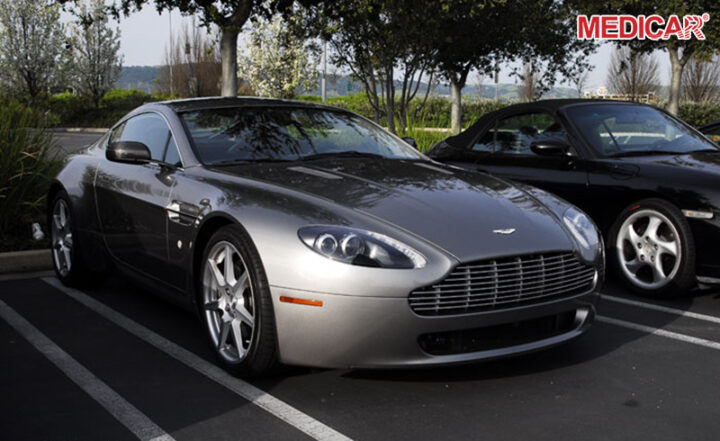 Chiếc Aston Martin sang trọng màu bạc đang đỗ, thể hiện vẻ đẹp vượt thời gian của hãng xe đắt nhất thế giới