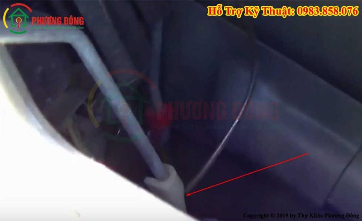 Hướng dẫn giật chốt mở khóa cửa xe ô tô bằng móc áo