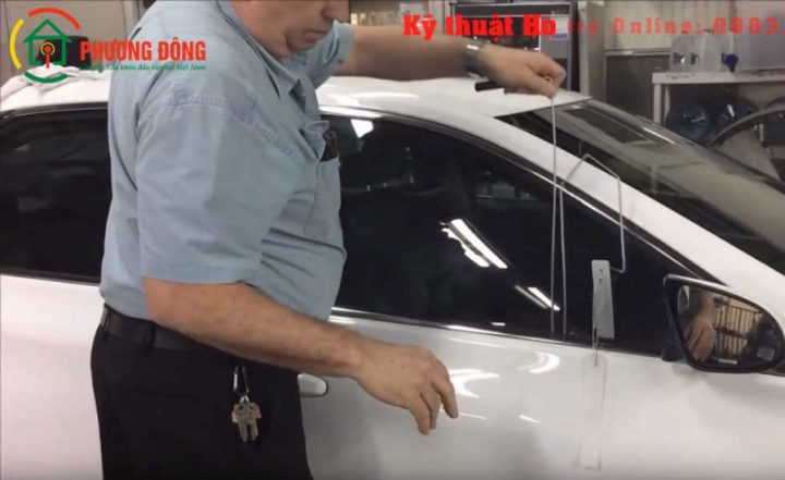 Kỹ thuật uốn thanh thép để mở khóa cửa xe ô tô