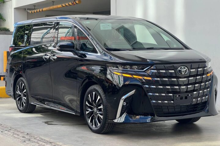 Hình ảnh tổng thể xe ô tô Alphard thế hệ mới, thể hiện mức giá xe ô tô Alphard xứng tầm đẳng cấp.