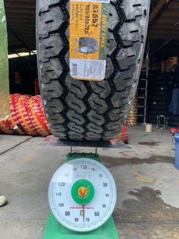 Một chiếc cân hiện đại đo chính xác trọng lượng lốp xe ô tô