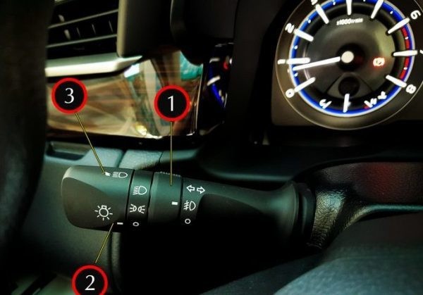Cần điều khiển đèn chiếu sáng trên xe Toyota Innova