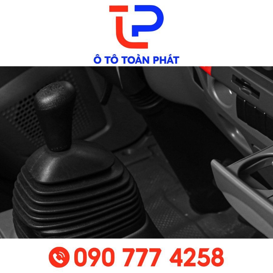 Cần số và khu vực điều khiển trung tâm của xe ô tô tải Isuzu 2 tấn QKR 210.