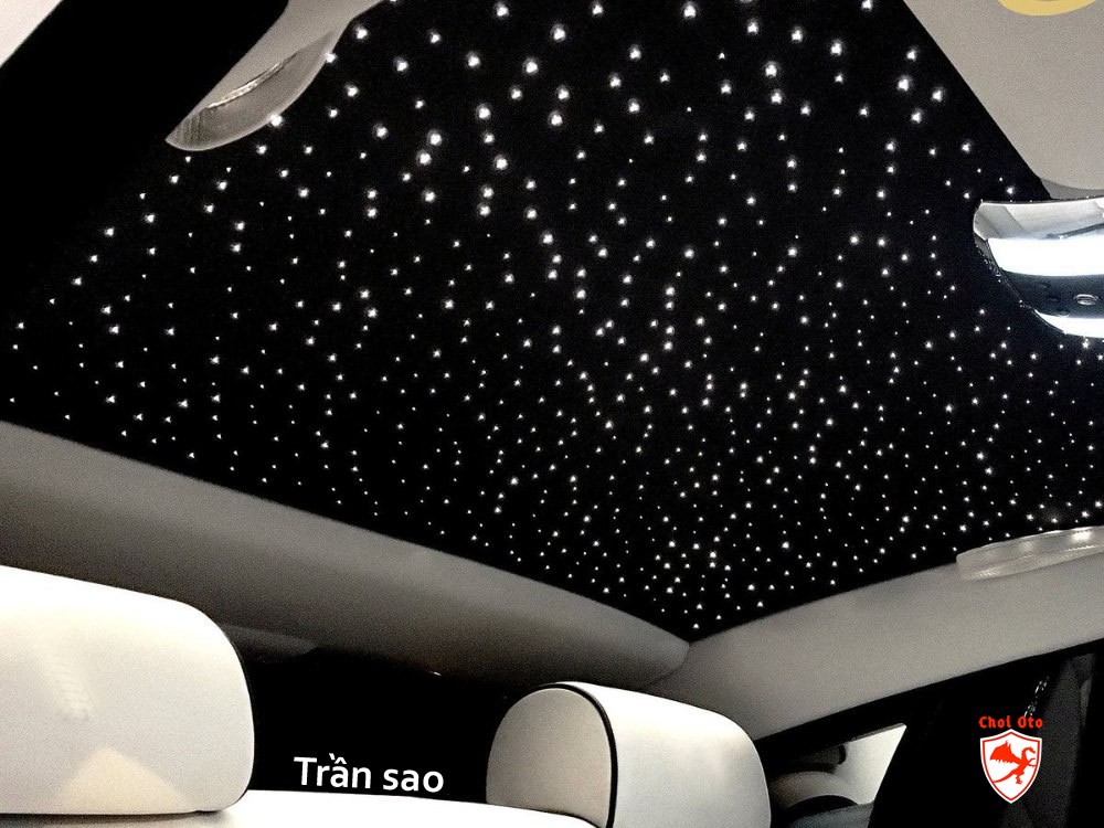 Hiệu ứng trần sao lấp lánh trong nội thất xe, một lựa chọn phổ biến khi độ xe ô tô cổ để tăng tính sang trọng.