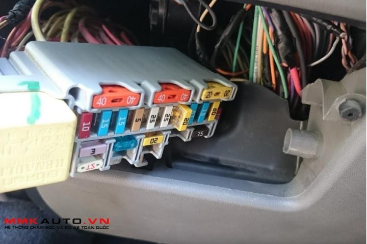 Dấu hiệu và cách thay cầu chì ô tô hỏng