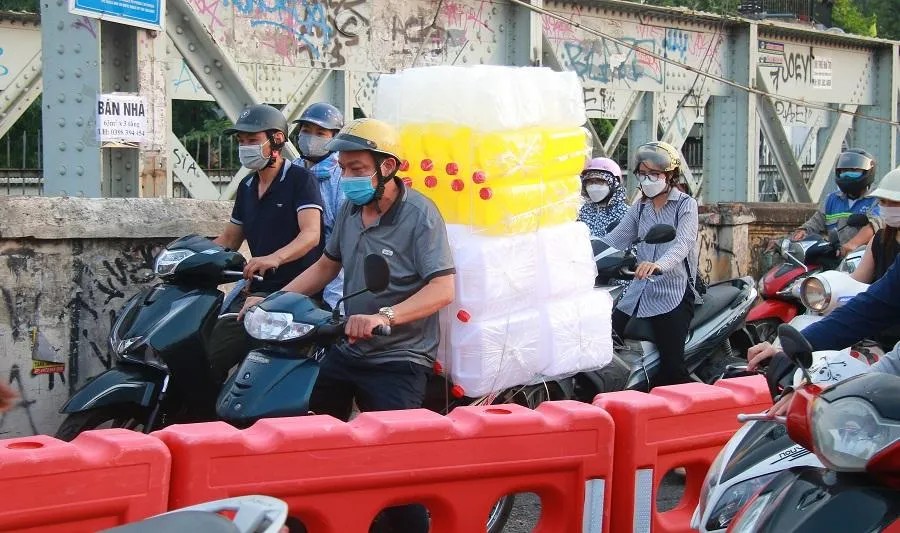 Rào chắn mới thu hẹp mặt đường, gây khó khăn cho các phương tiện không phải xe ô tô trên cầu Long Biên
