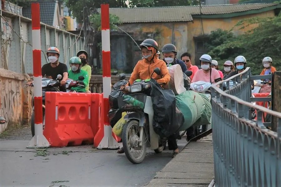 Lưu lượng xe máy đông đúc ùn ứ tại khu vực đầu cầu Long Biên