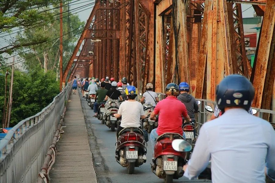 Ùn tắc giao thông cục bộ tại vị trí rào chắn đầu cầu Long Biên, ảnh hưởng đến việc di chuyển của xe máy