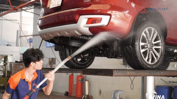 hình ảnh trụ rửa xe ô tô đang nâng xe giúp vệ sinh gầm